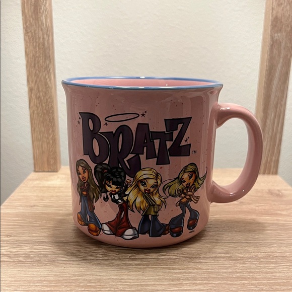 Bratz Pink Mug with Characters - Picture 2 of 3